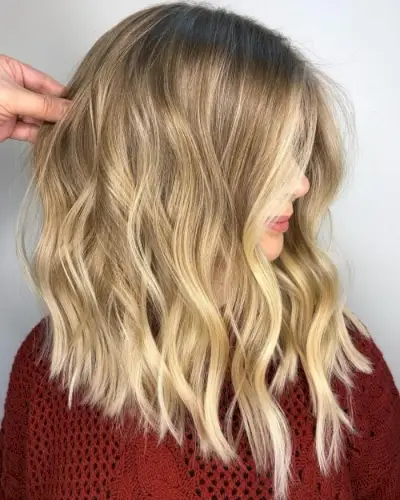 Trendsetting Honey Blonde Wavy Bob