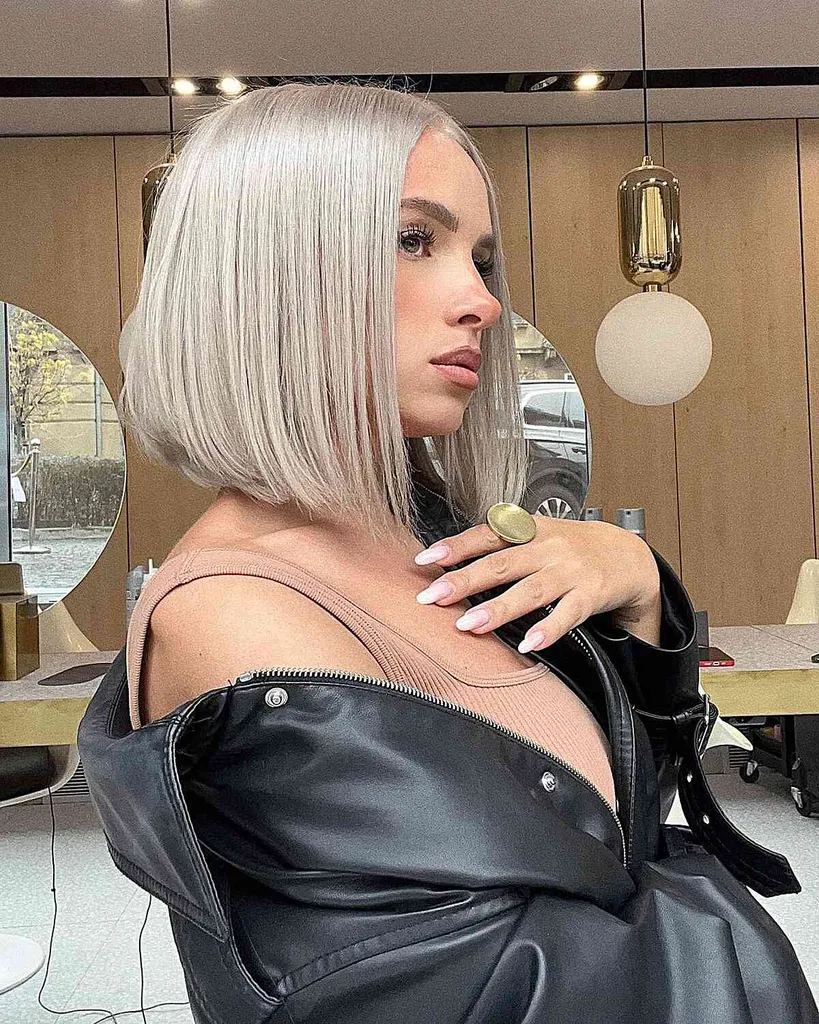 Wunderschöner Platinum Inverted Bob für Frauen mit einer eleganten Frisur' title=