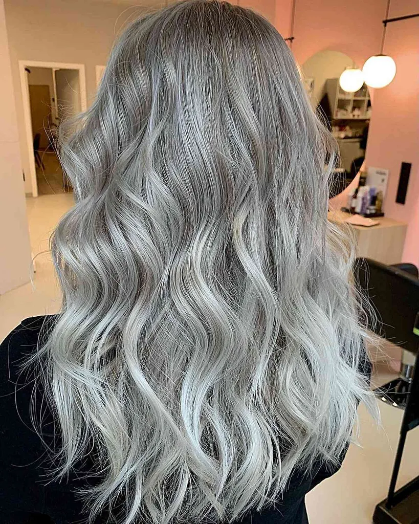 Eisplatinblonde Töne auf welligem hellbraunem Haar mit der Airtouch Balayage-Technik' title=