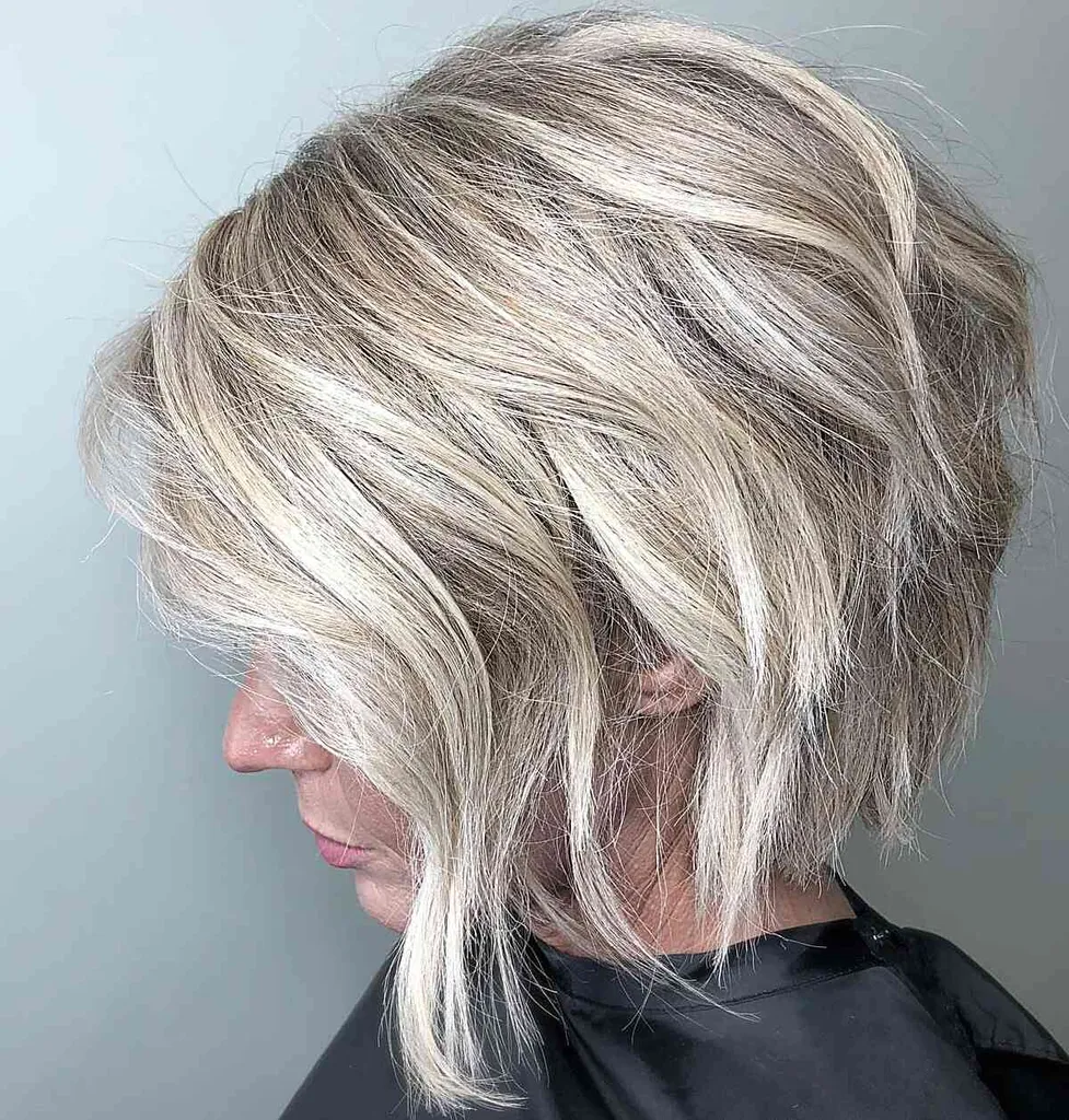 Kurzer abgewinkelter Bob mit Platin-Highlights' title=