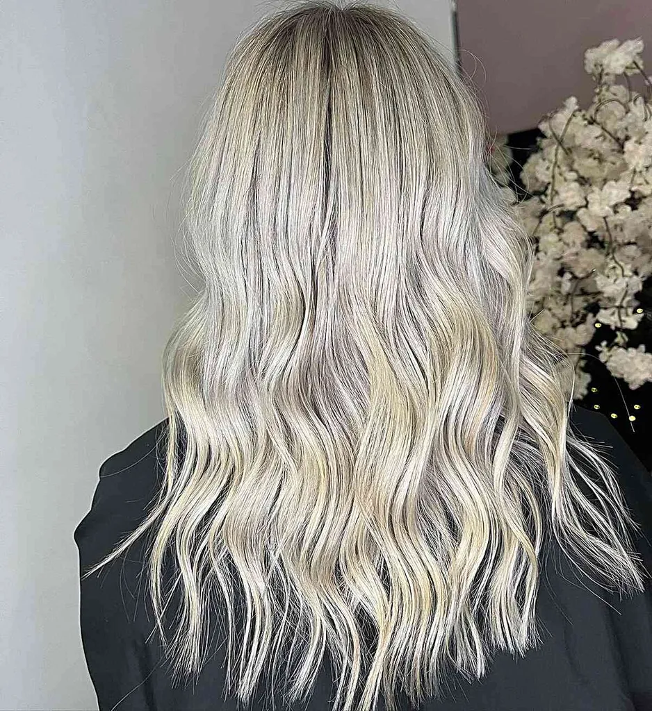 Ganzkopf-Babylights auf blondem Platinhaar' title=