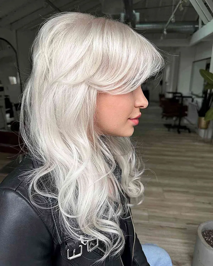 Platintöne für langes Haar für Frauen mit langen blonden, glatten Haaren' title=
