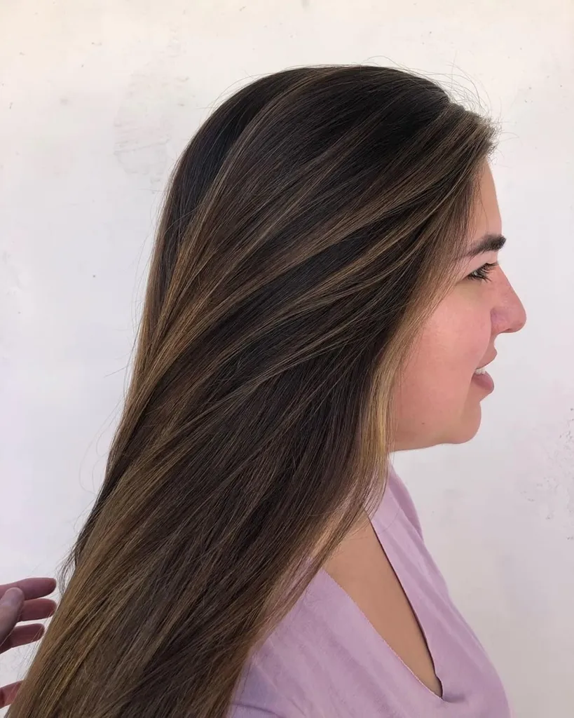 jasnobrązowe refleksy na eleganckich, prostych czarnych włosach' title=