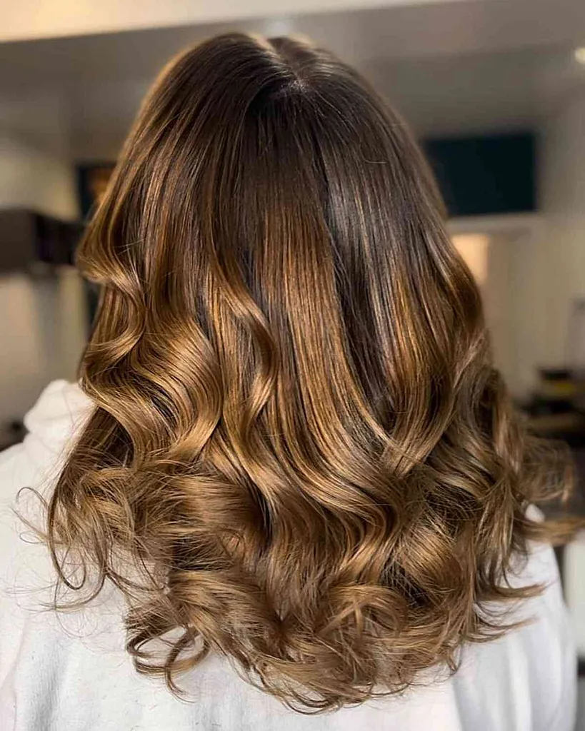 Deep Brunette Base Hårfärg med Golden Brown Caramel Balayage Highlights' title=
