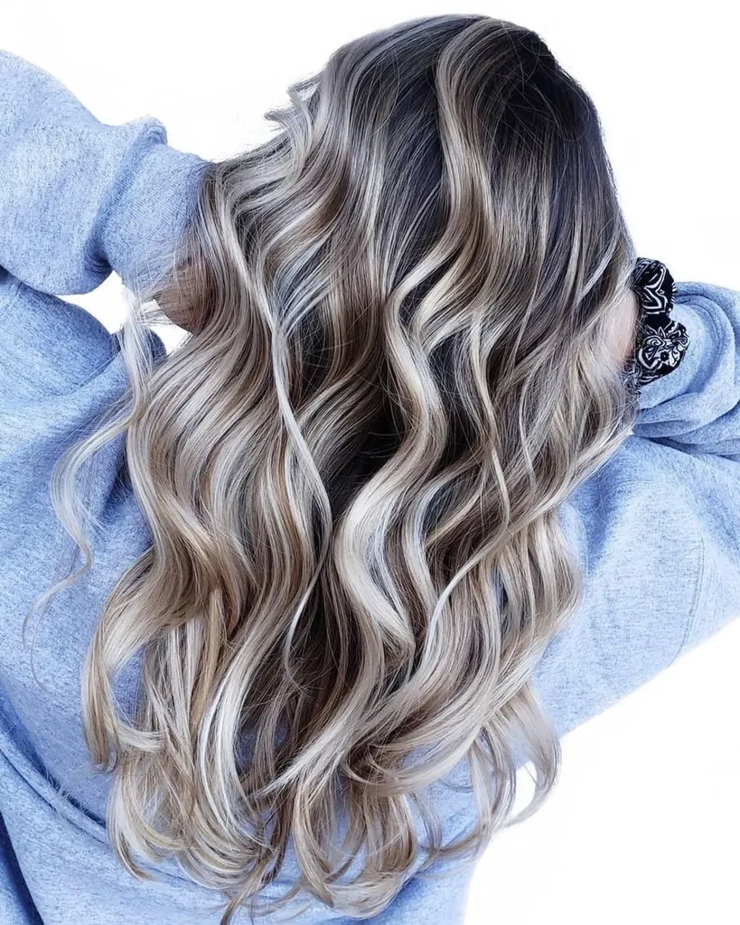 검은 머리에 현대 백금 하이라이트' title=