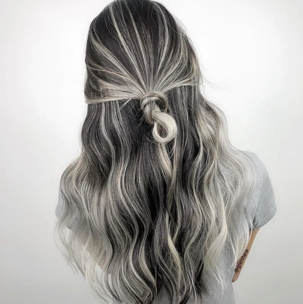 애쉬 블론드 하이라이트가 있는 캐주얼한 검은 머리' title=