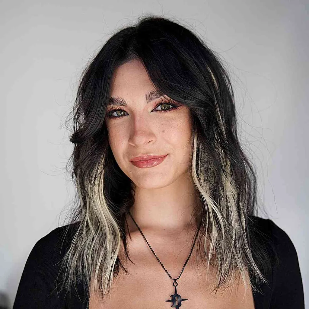 금발 까꿍 하이라이트가 있는 중간 길이의 검은 머리' title=