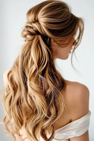 後ろから見たハーフアップの髪型。