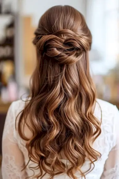 ツイストハーフアップヘア、後ろから撮影。