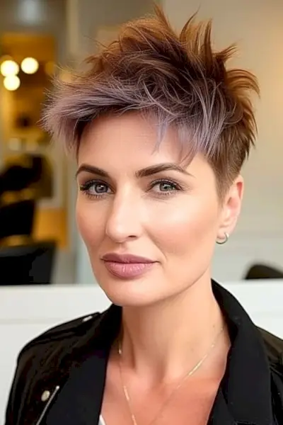 나이든 여성의 부르고뉴 뾰족한 픽시 컷.