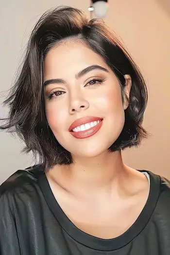 תסרוקת קצרה בוב צדדי.