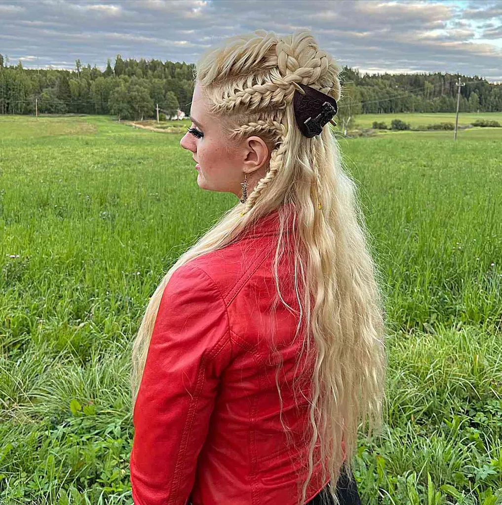 Half knotje met Vikingvlechten voor heel lang blond haar' title=