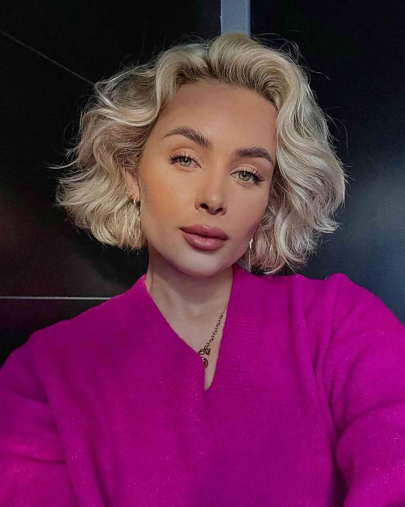 タイトカールのロングヘアスタイル' title=