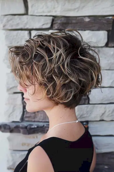 Short Wavy Layered Bob with Sun-Kissed Highlights