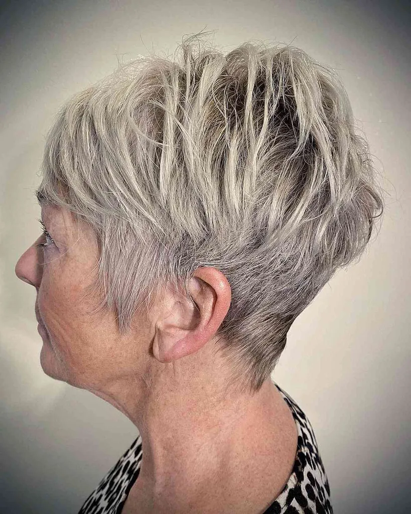 Duendecillo afeitado atrevido' title=