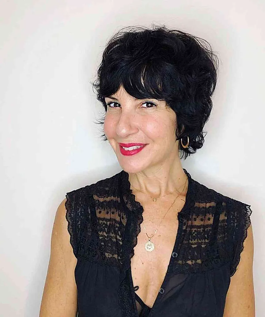 Corte Pixie corto y afeitado para mujeres con cabello muy oscuro' title=