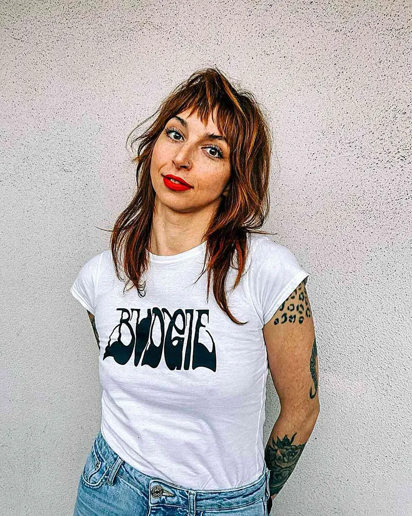 Corte de navaja de inspiración punk con capas entrecortadas y flequillo' title=