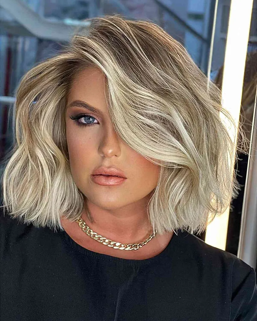 Úžasné vlasy po ramená s hlbokou bočnou časťou a blond odleskami' title=