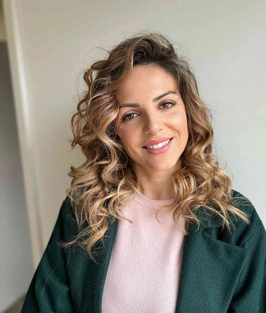 Zvlnený účes s hlbokým strihom na boku' title=