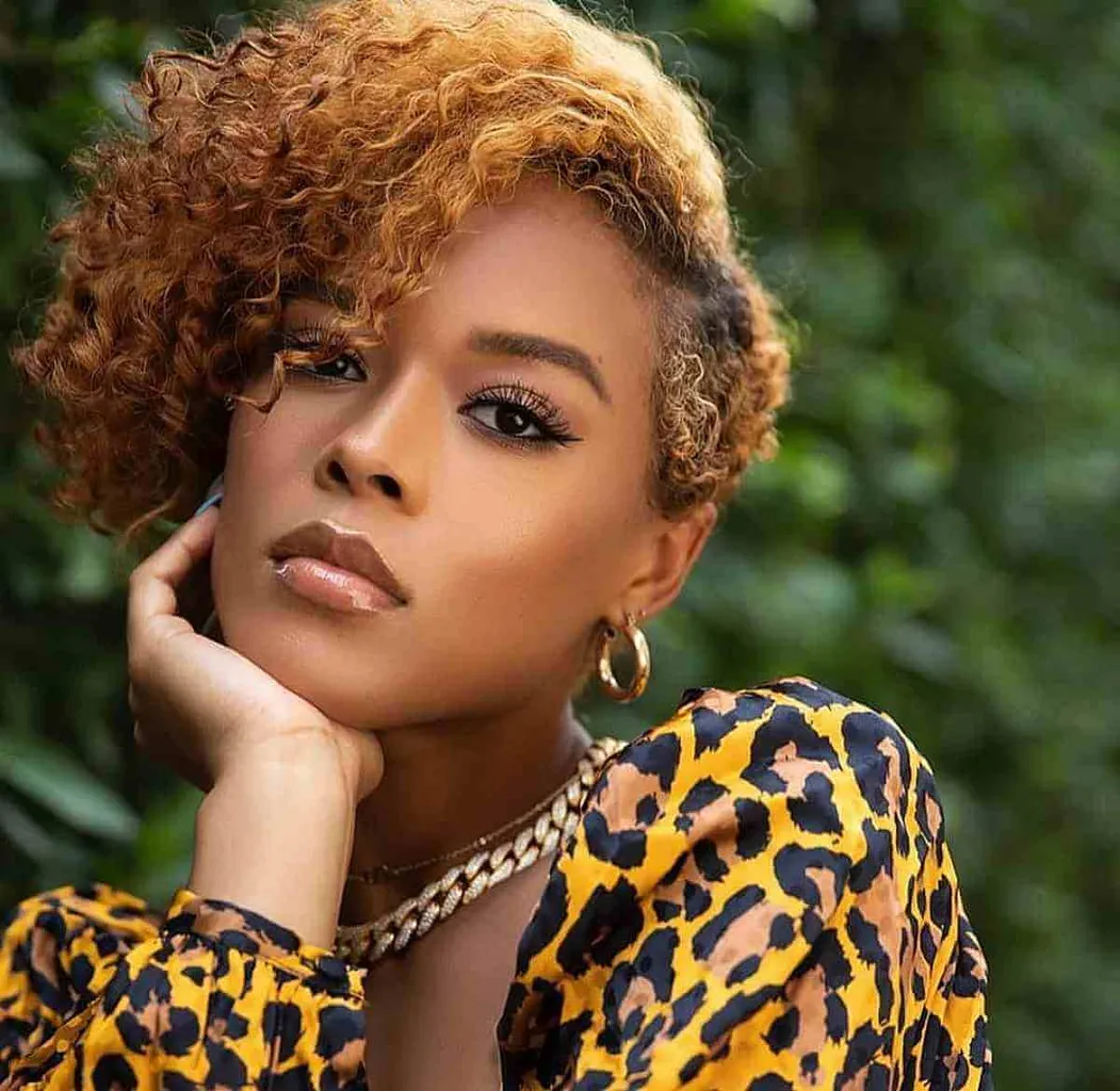 Blond asymetrický pixie s hlbokou bočnou časťou' title=