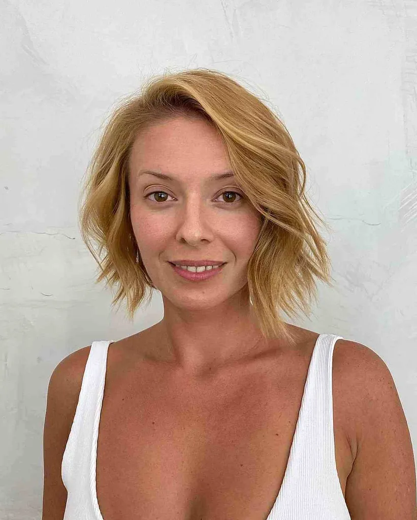 Hlboká bočná časť na krátkom vlnitom Bobe' title=