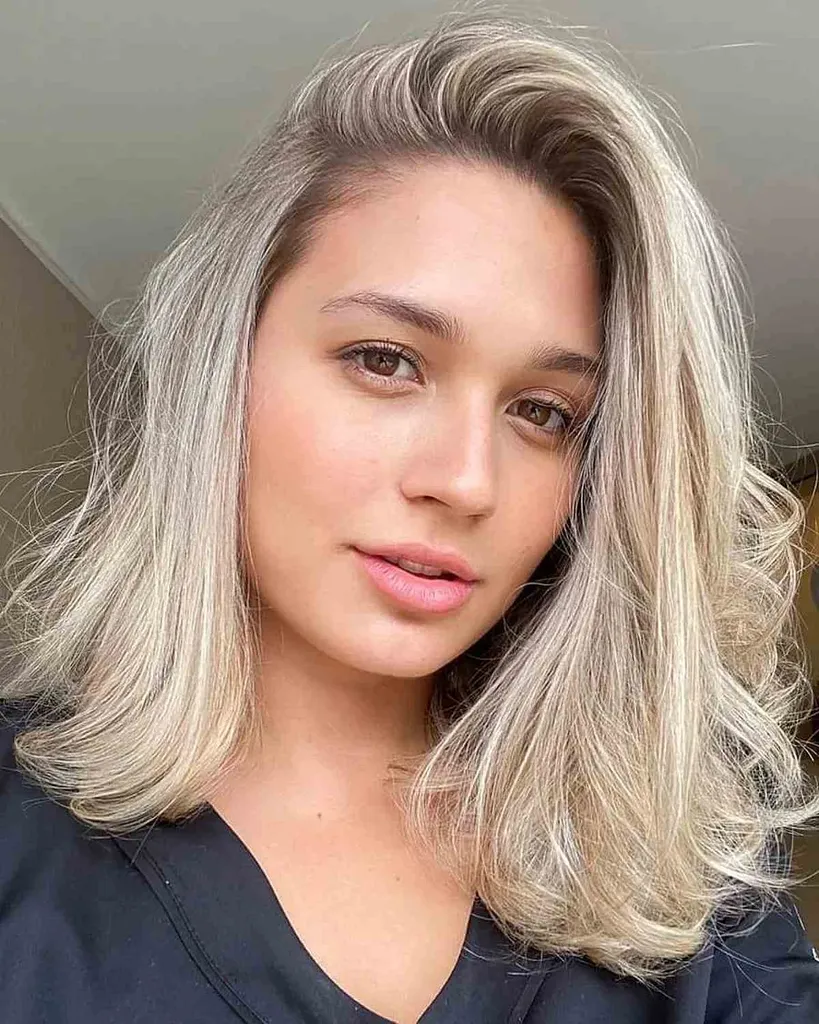 Vlasy po ramená s hlbokou bočnou časťou' title=