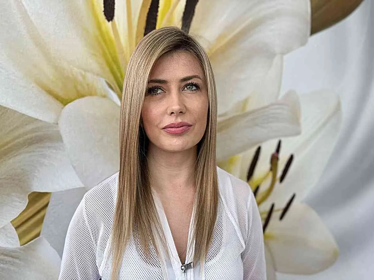 Dlhé tenké vlasy s hlbokou zakorenenou bočnou časťou' title=