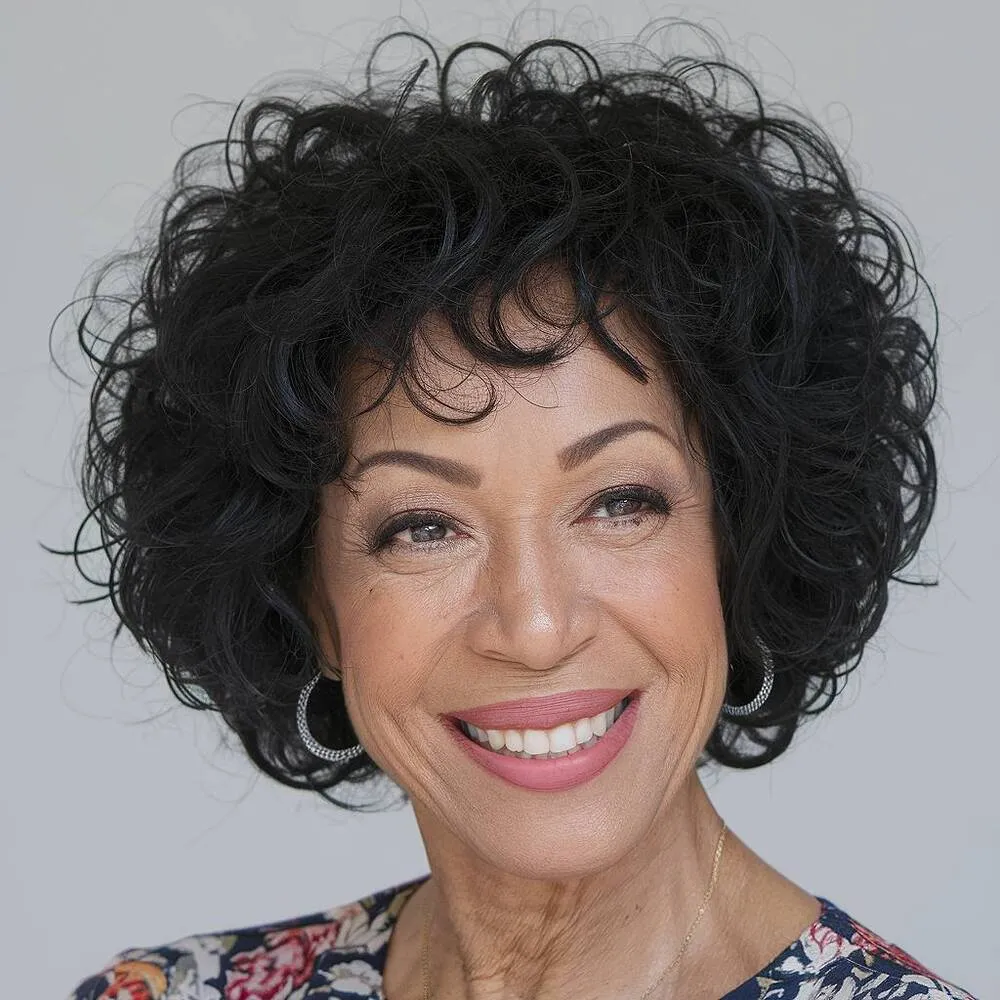 Fryzura typu bob z kręconymi włosami, nadająca naturalną teksturę, zwiększająca objętość i wyrazistość, dla kobiet po 60. roku życia' title=