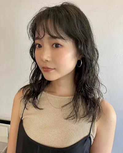 Medium-Length Permed Body Wavy Hair with Thin Bangs