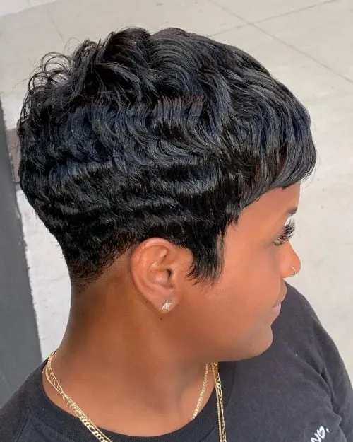 黒髪に生意気な指を振る' title=