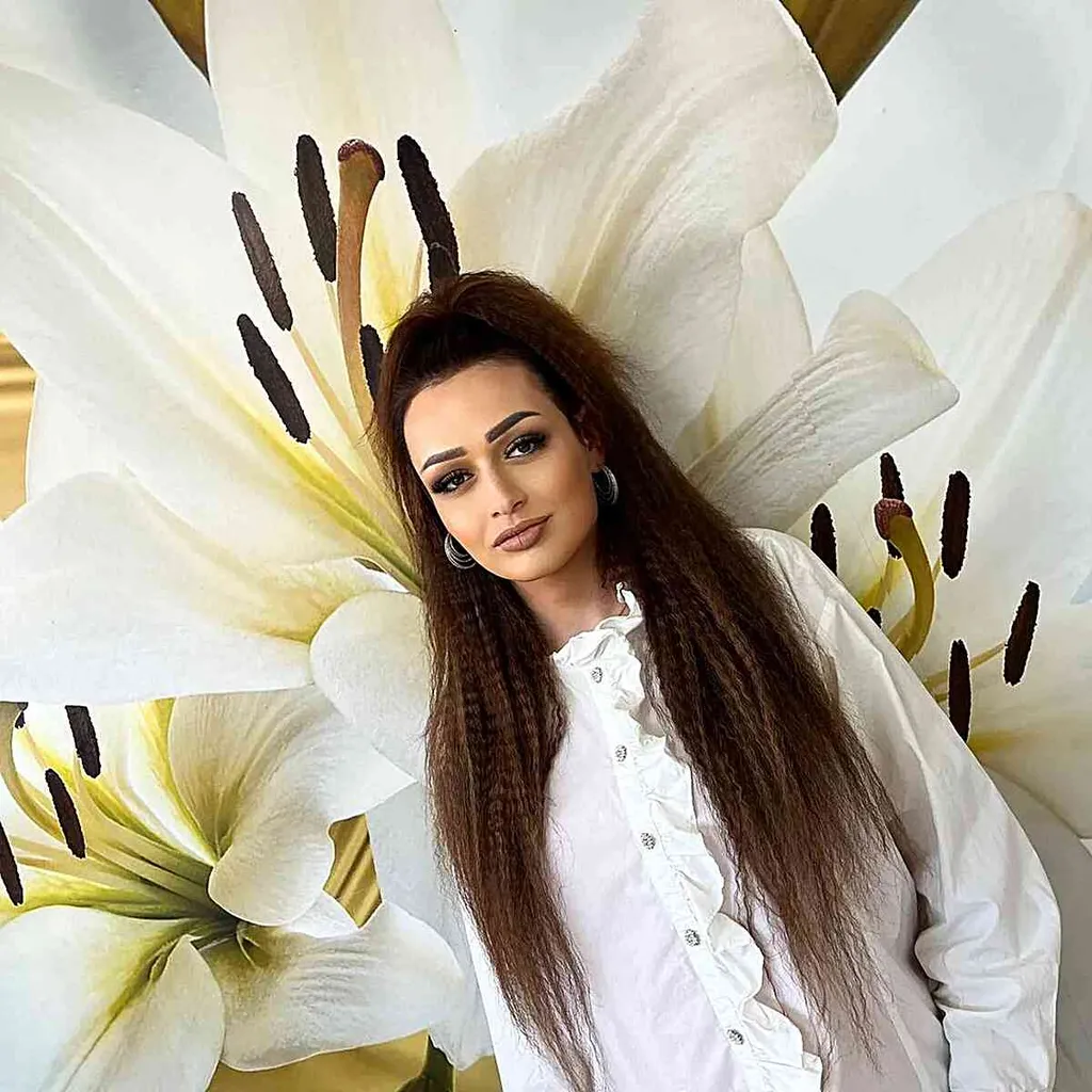 שיער קצוץ ארוך ועבה מאוד' title=