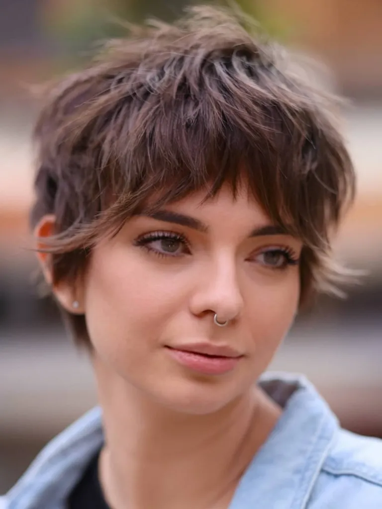 Prosta fryzura typu pixie o warstwowej fakturze' title=