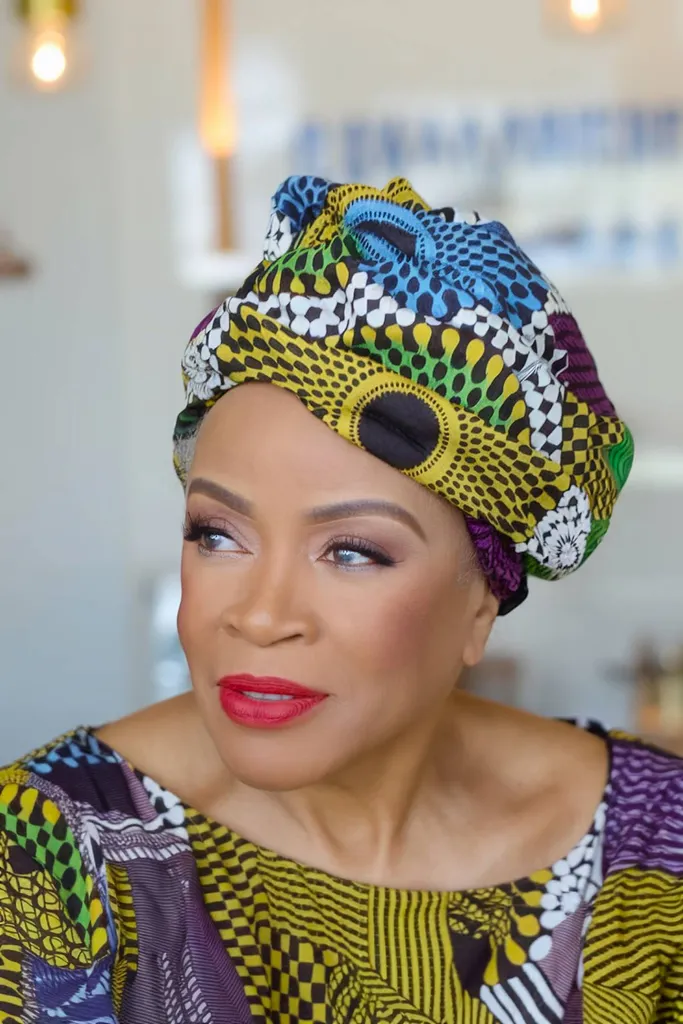 60歳以上の黒人女性のためのカラフルなスカーフスタイル' title=