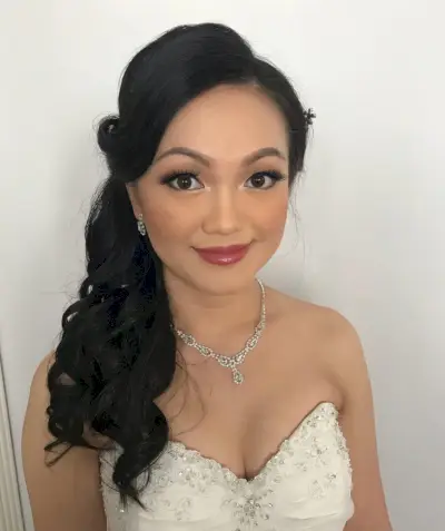 Romantic & Elegant Side Swept Hairstyle