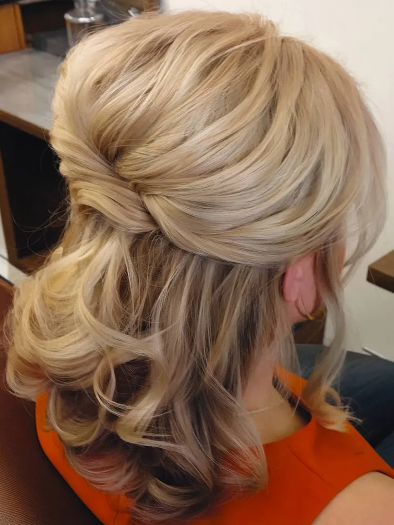 Capelli di San Valentino per capelli corti' title=