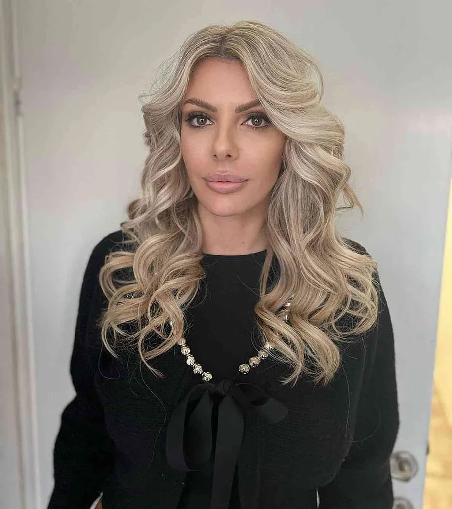 Cabello rubio ceniza medio a largo con raya media' title=