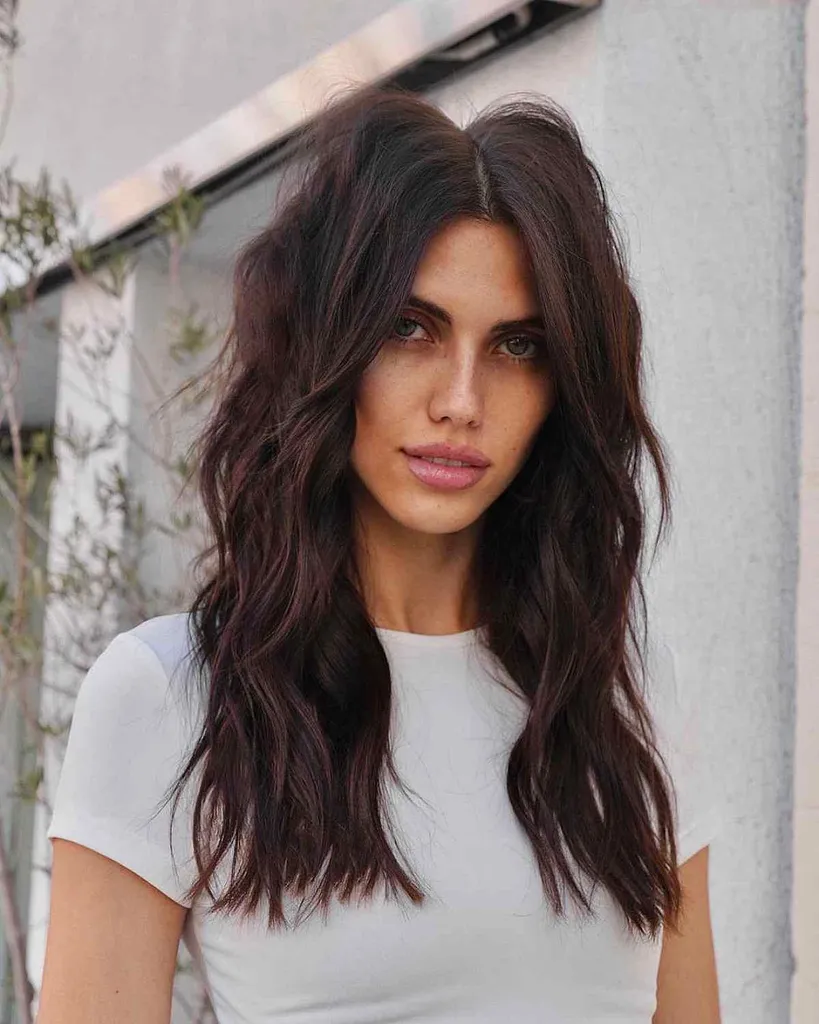 Pelusa impecable con capas altas y raya media' title=