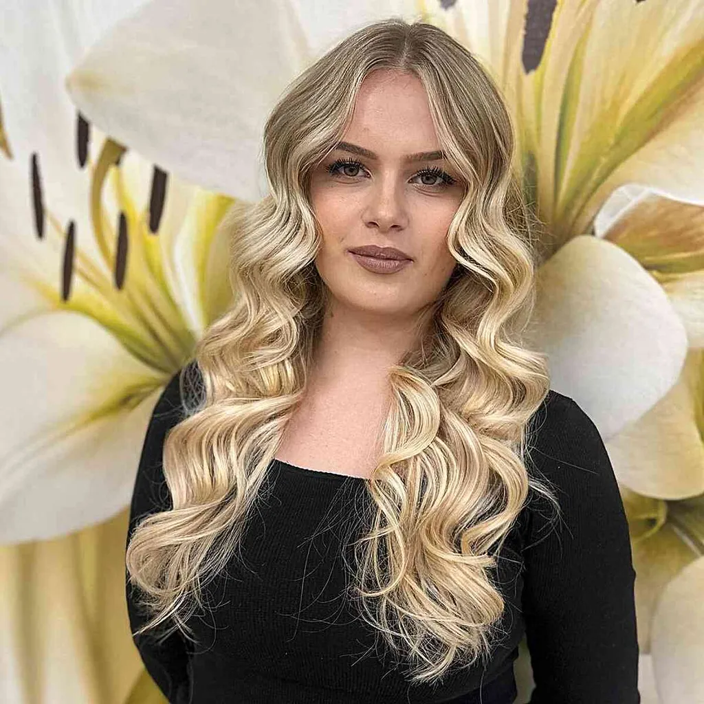 Raya media en cabello largo y rubio rizado' title=