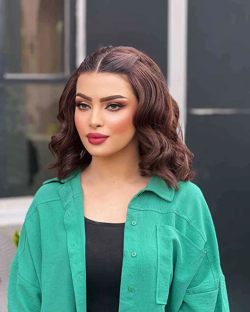 Hermoso cabello castaño medio con raya en medio' title=