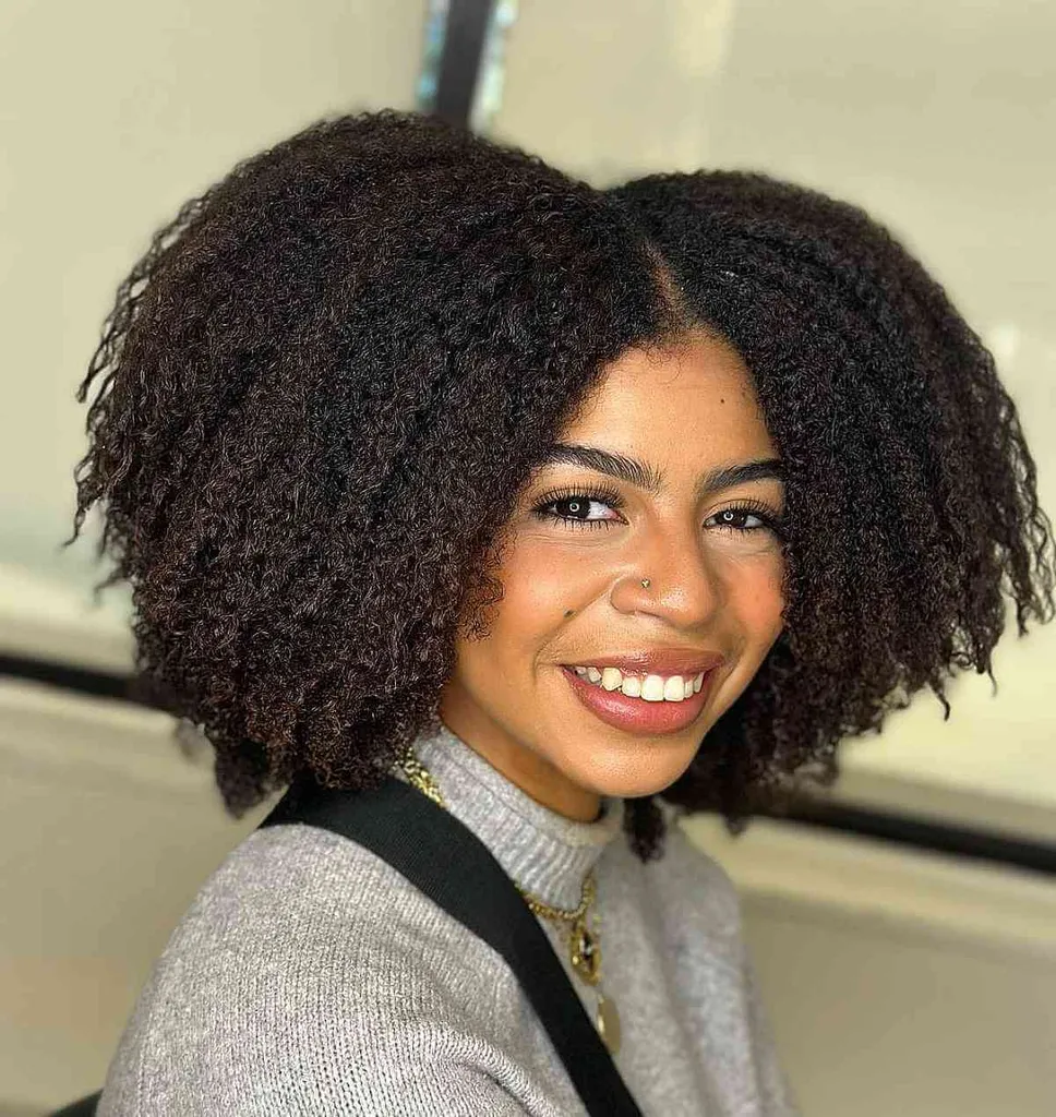 Corte rizado voluminoso con raya al medio' title=