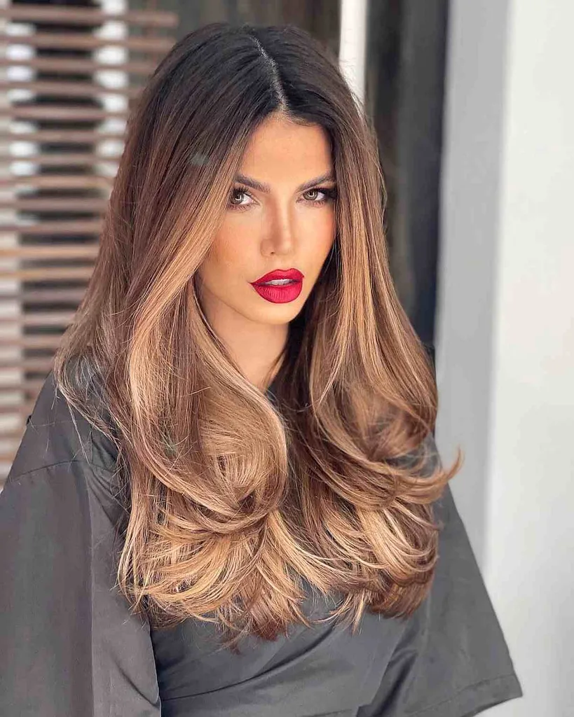 Cabello largo con raya al medio y degradado' title=