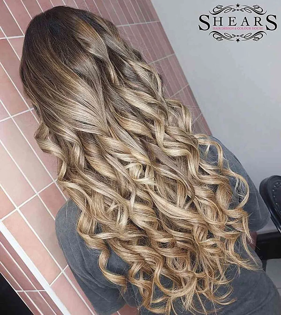 パーティーボブのヘアスタイル' title=