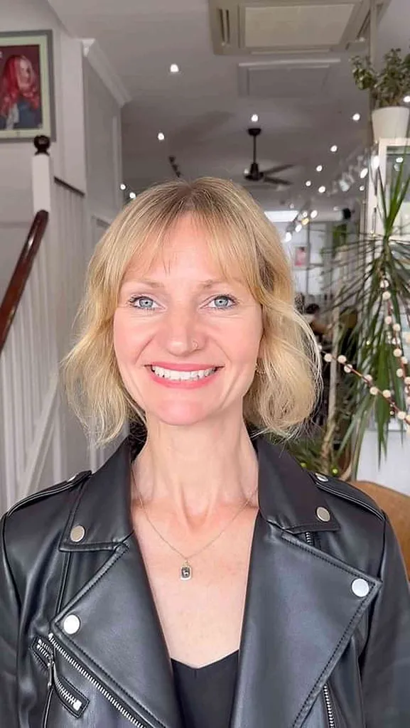 Uteksaminert Bob med volum og pisket smell for tynt hår' title=