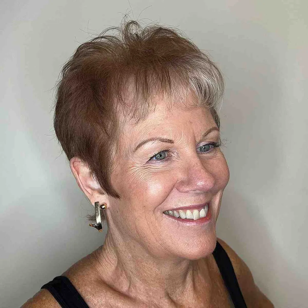 Veldig kort fjærkledd med kort smell for tynt hår' title=