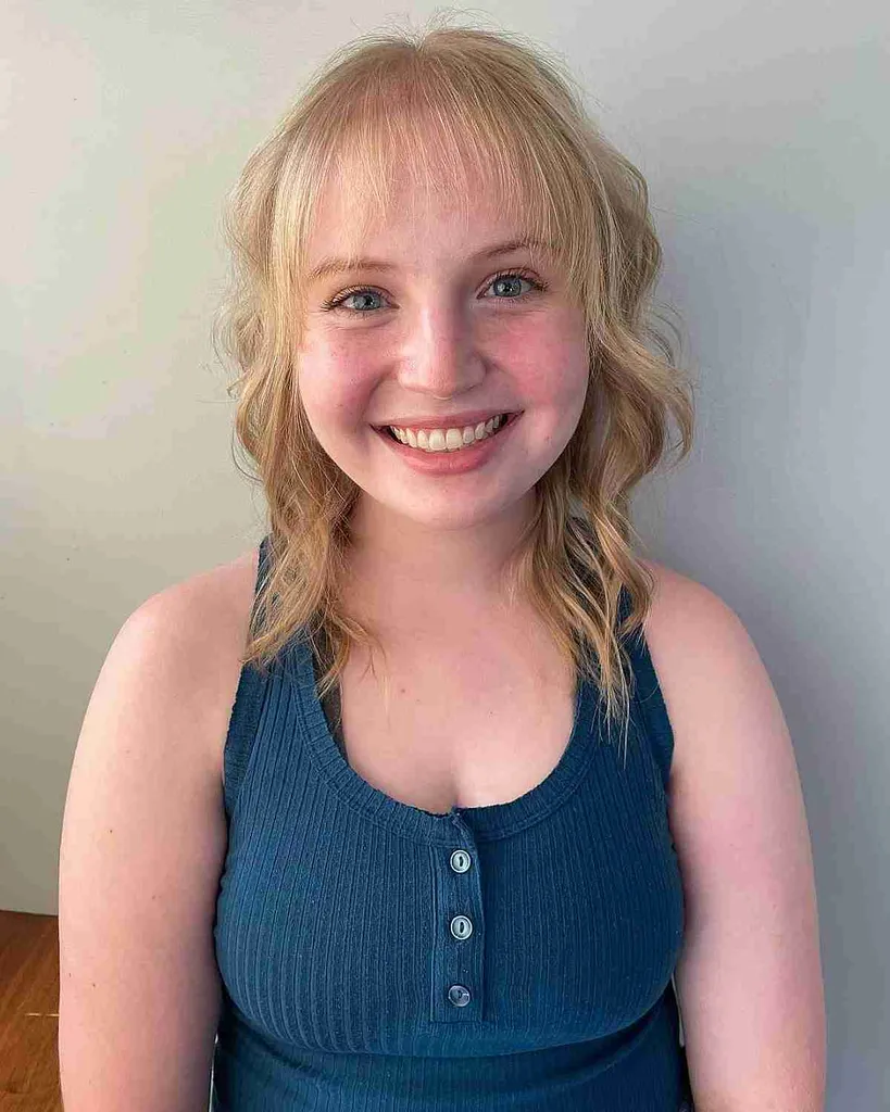 Tynn myk smell og lag på mellomlangt hår' title=