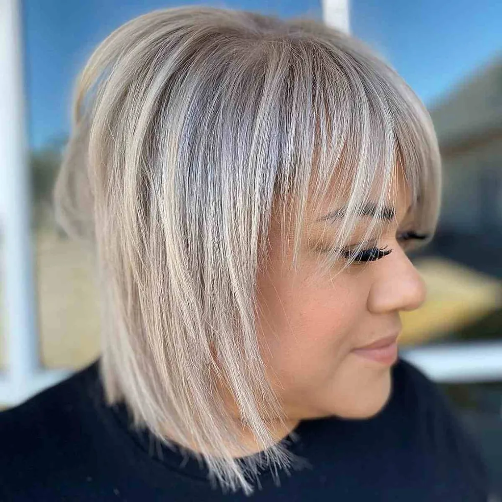 Blondt Wispy tynt hår med Wispy Bangs' title=