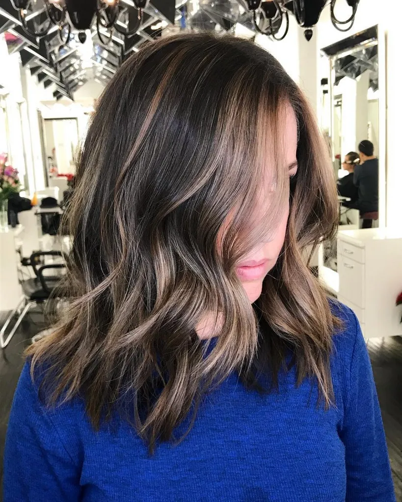 En søt frisyre med en pop av farger' title=