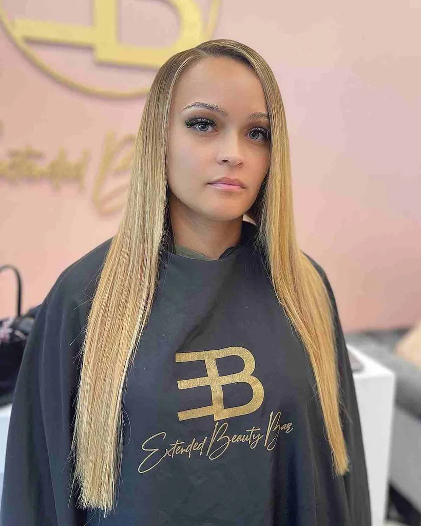 Dyp sidedelt rett langt tynnende hår' title=