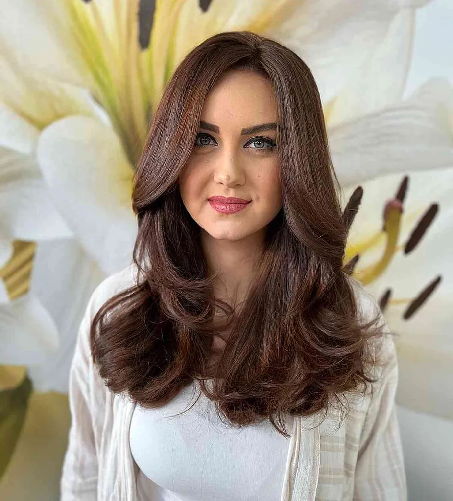 Cheveux longs superposés avec une couleur caramel chocolat' title=