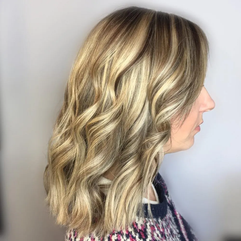 Coiffure dimensionnelle et tendance pour cheveux mi-longs' title=